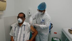 Juan Montes aplicandose segunda dosis contra el covid19
