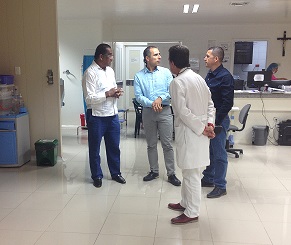 Superintendente de salud, Juan Montes y Hugo Vasquez en UCI del HUC