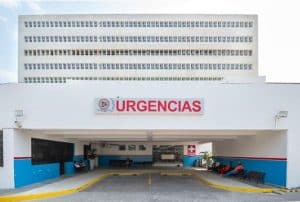 Fachada HUC, entrada a Urgencias