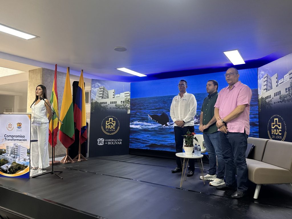 Set principal del evento de cumpleaños del hospital universitario del Caribe 2026 y el que aparece el gerente y el gobernador