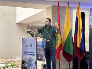 Gobernador de Bolívar yamil Arana realizando su intervención