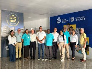 gerente del hospital acompañado de funcionarios del hospital y mienbros de la liga de usuarios de HUC.