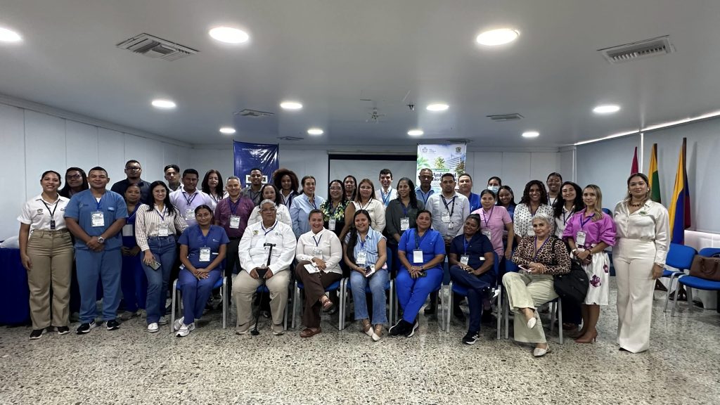 Amplio grupo de profesionales de la salud, directivos y asistentes reunidos en el Auditorio Clímaco Silva del Hospital Universitario del Caribe durante el Seminario sobre Salud Ambiental y Cambio Climático.